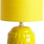 Gelbe Näve Tischleuchte Erida aus Keramik mit Stoffschirm. Design-Tischlampe für Wohnraum.
