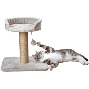Katze spielt mit Trixie Kratzbaum Mica, 46 cm, lichtgrau, mit Plüsch und Jute.