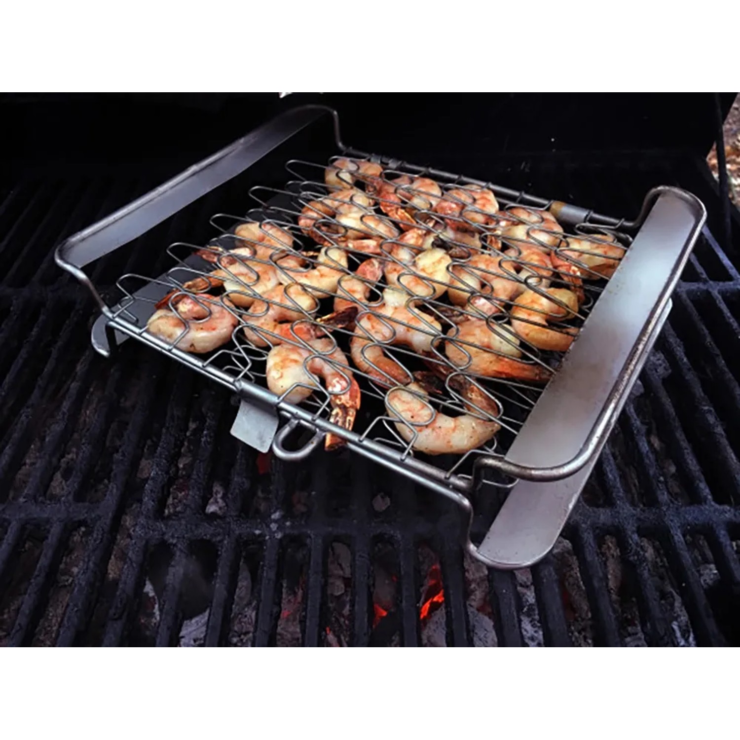 Char-Broil Grillkorb aus Edelstahl mit Garnelen auf dem Grill. Grillutensil für Fisch und Gemüse.