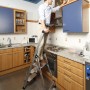 Krause Safety Plusline Stehleiter mit 3 Stufen im Einsatz in einer Küche.