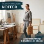 Junge Frau hält zusammengeklappte Artina Colmar Tischstaffelei aus Buche im Atelier. Transportabler Malkoffer mit Stauraum.