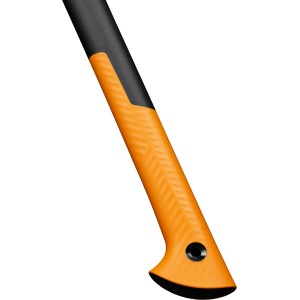 Detailaufnahme des orange-schwarzen Griffs der Fiskars Spaltaxt X28.