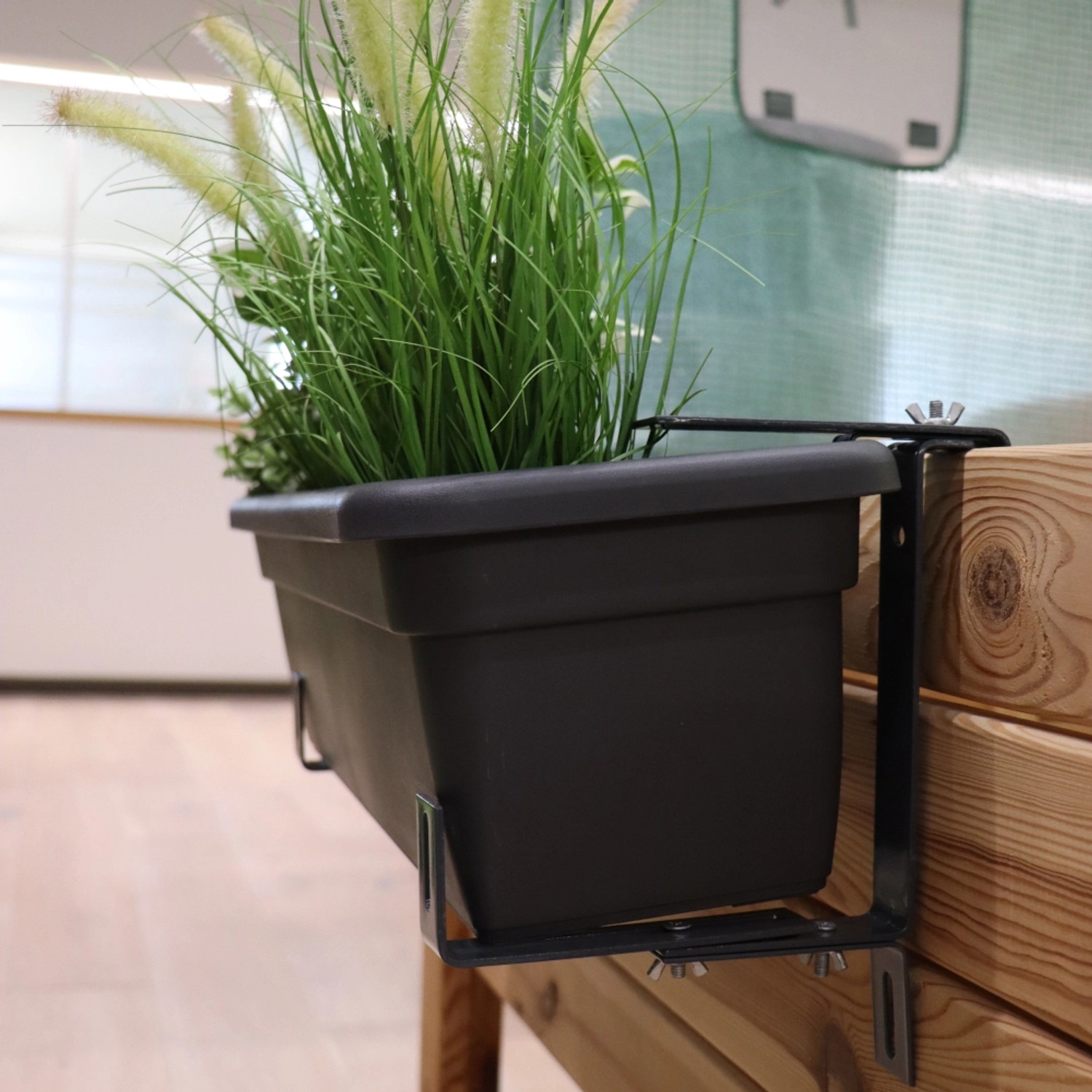 Siena Garden Blumenkastenhalter Gigant Terra mit schwarzem Blumenkasten und grünen Pflanzen.