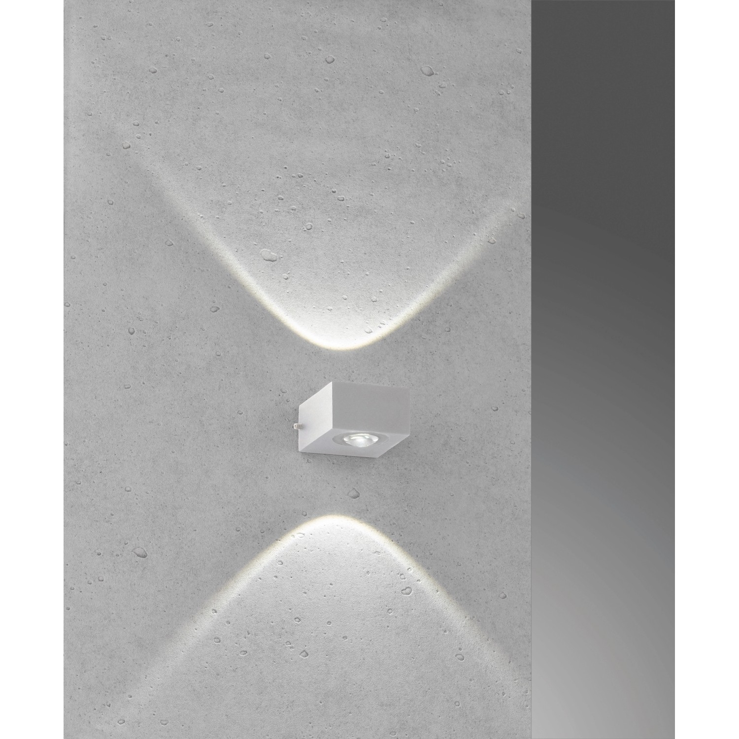 Silberne LED-Außenwandleuchte Helsinki von Fischer & Honsel mit Lichtkegeln an einer grauen Wand.