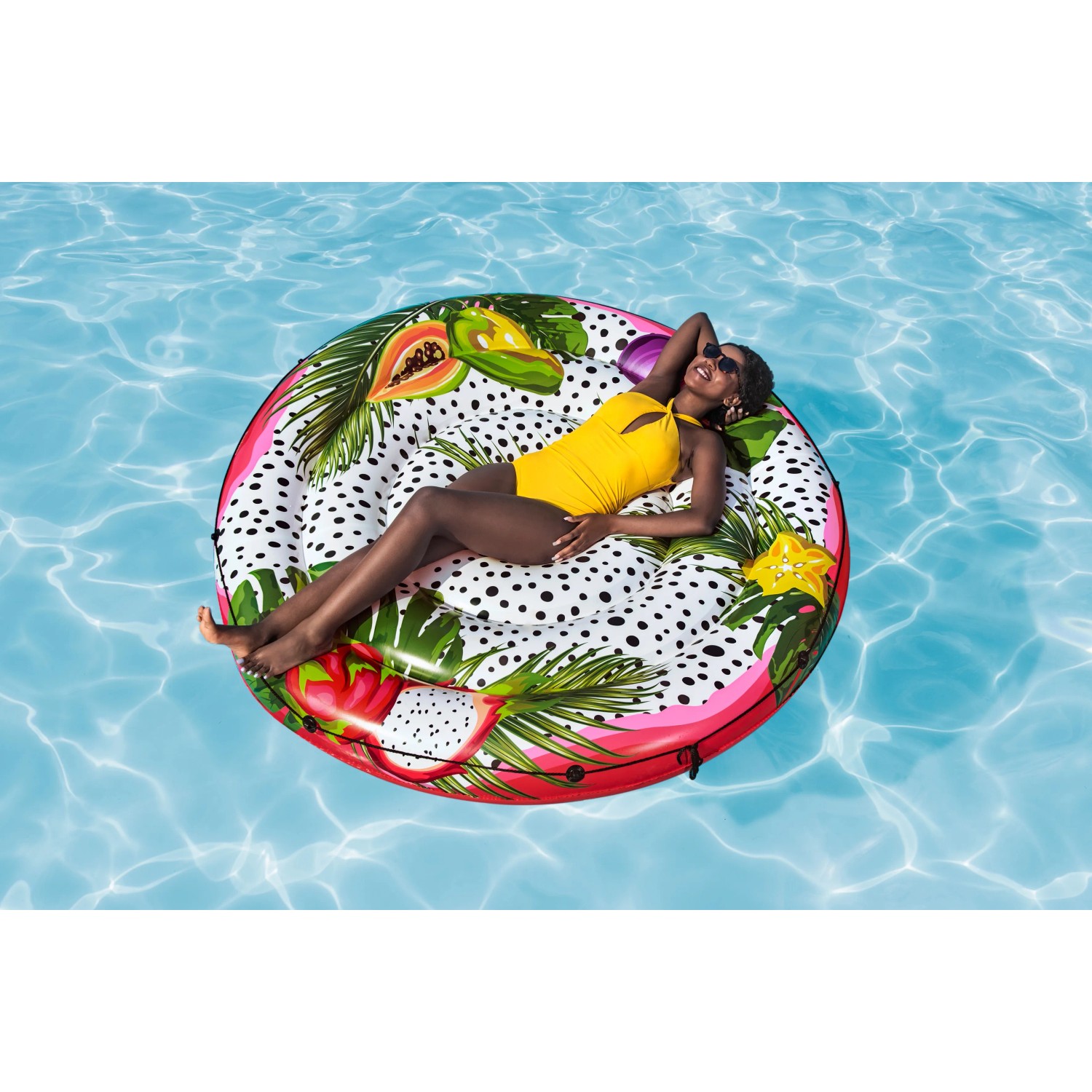 Bestway Badeinsel Fruits of Paradise (Ø 188 cm) im Pool mit Frau im gelben Badeanzug.