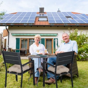 Runder Relaxdays Gartentisch aus grauem Kunststoff in Holzoptik mit Stahlgestell, im Garten für 2 Personen.