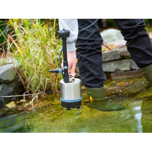 Teichpumpe TPS 1750E im Gartenteich mit verschiedenen Aufsätzen für Wasserspiele.