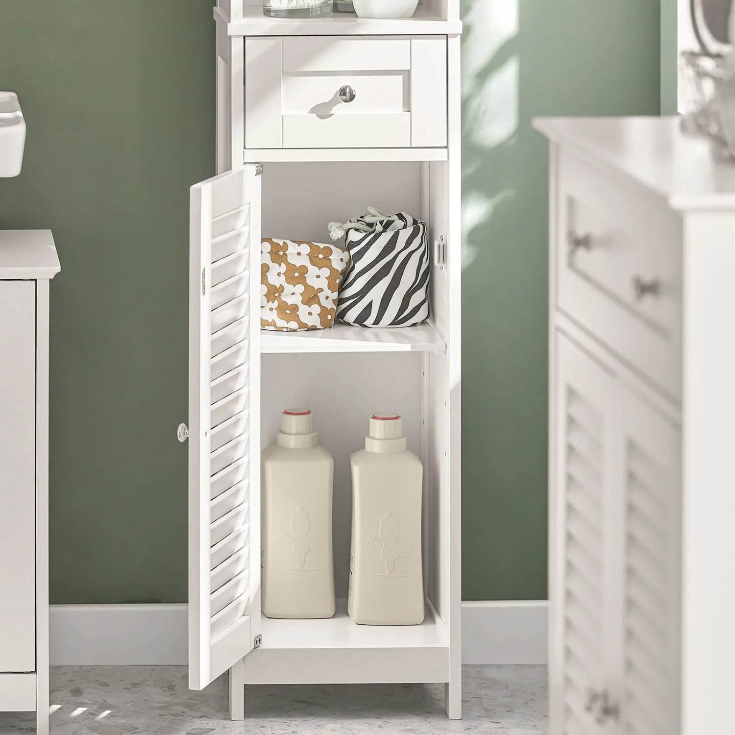 Weißer SoBuy Badschrank mit offenem Fach, Schublade und Lamellentür. Badmöbel-Set.