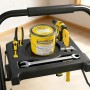 Praktische Werkzeugablage der Sekey Klappleiter mit Farbkanne, Bohrmaschine, Schraubendreher und Zange für Heimwerker.