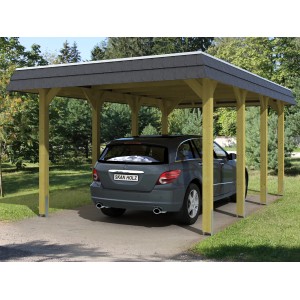 Skan Holz Carport Spreewald mit schwarzer Blende und Auto. Holzkonstruktion mit flachem Dach.