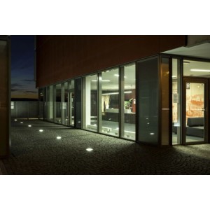 Rendl Außeneinbauleuchte Terra Edelstahl IP65. Warmweiße LED-Leuchten im Boden vor einem Gebäude.