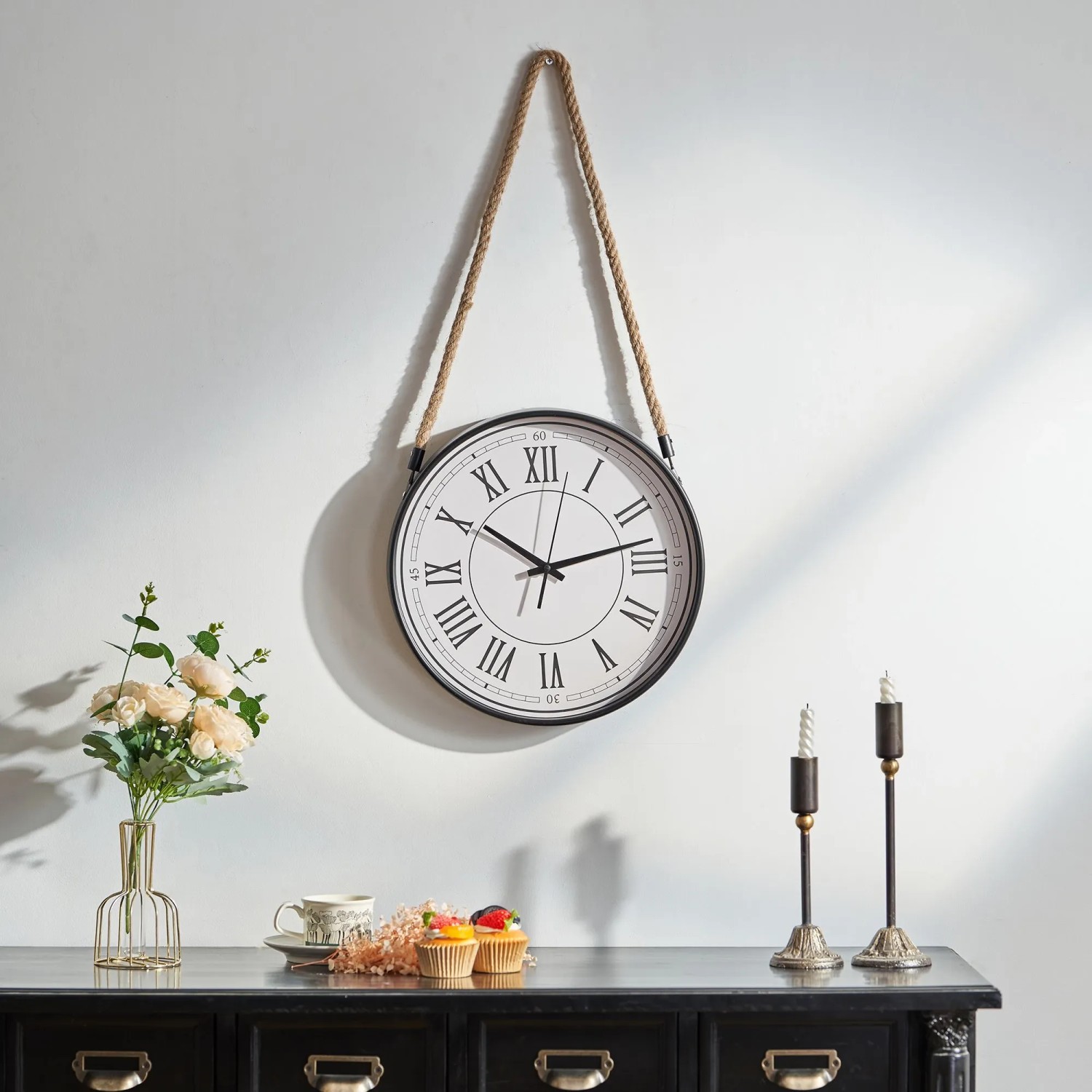 Industrielle Wall-Art Wanduhr Ø 35cm, schwarz-weiß, mit römischen Ziffern und Sisalkordel.