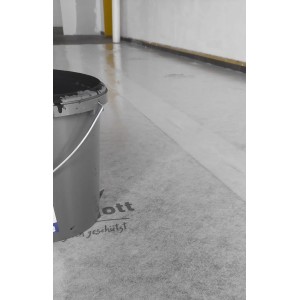 Weißes, selbsthaftendes Vliesgott Schutzvlies auf einem Boden mit Farbeimer. Ideal für Boden- und Treppenschutz bei Renovierung.