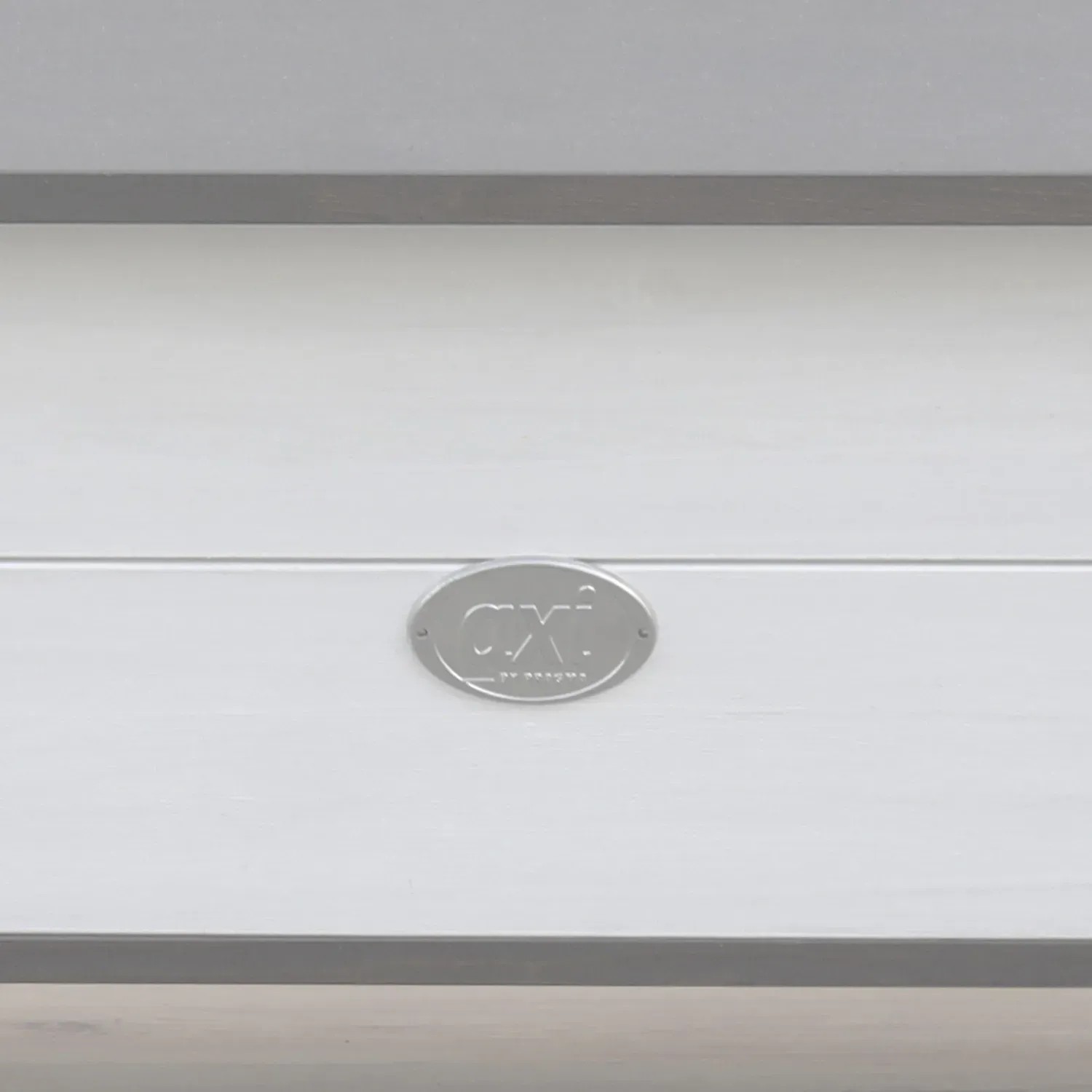 Detailansicht der grau-weißen Axi Aufbewahrungsbank Corky, einer Gartenbank mit Stauraum.