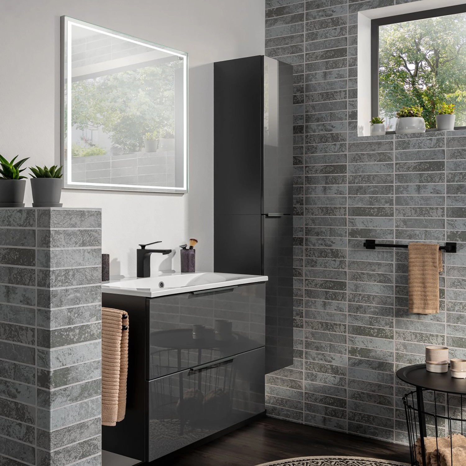 Fackelmann Luna Bad-Hochschrank in Anthrazit, 30 cm breit, für mehr Stauraum im Badezimmer.