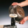 LUX Filzpolierscheibe 75 mm an Bohrmaschine beim Polieren einer Schüssel.