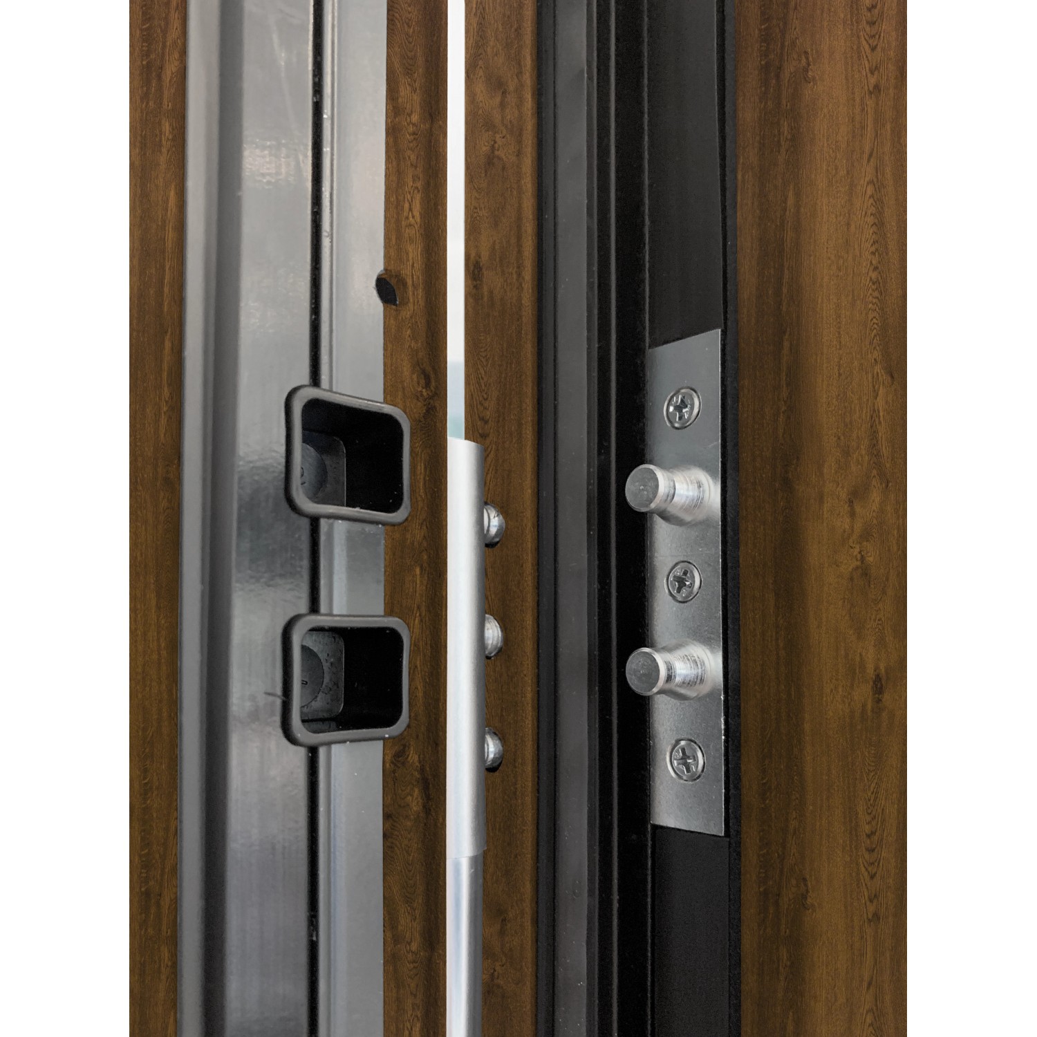 Detailaufnahme: Splendoor Wohnungseingangstür BARI ACOUSTIC RC2 Links Nussbaum, Fokus auf Verriegelung.