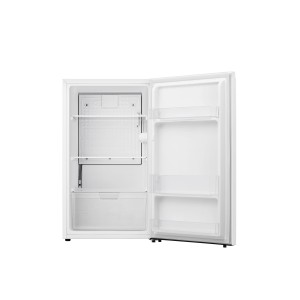 Offener, weißer PKM Vollraumkühlschrank KS94E mit Glasablagen und Türfächern.
