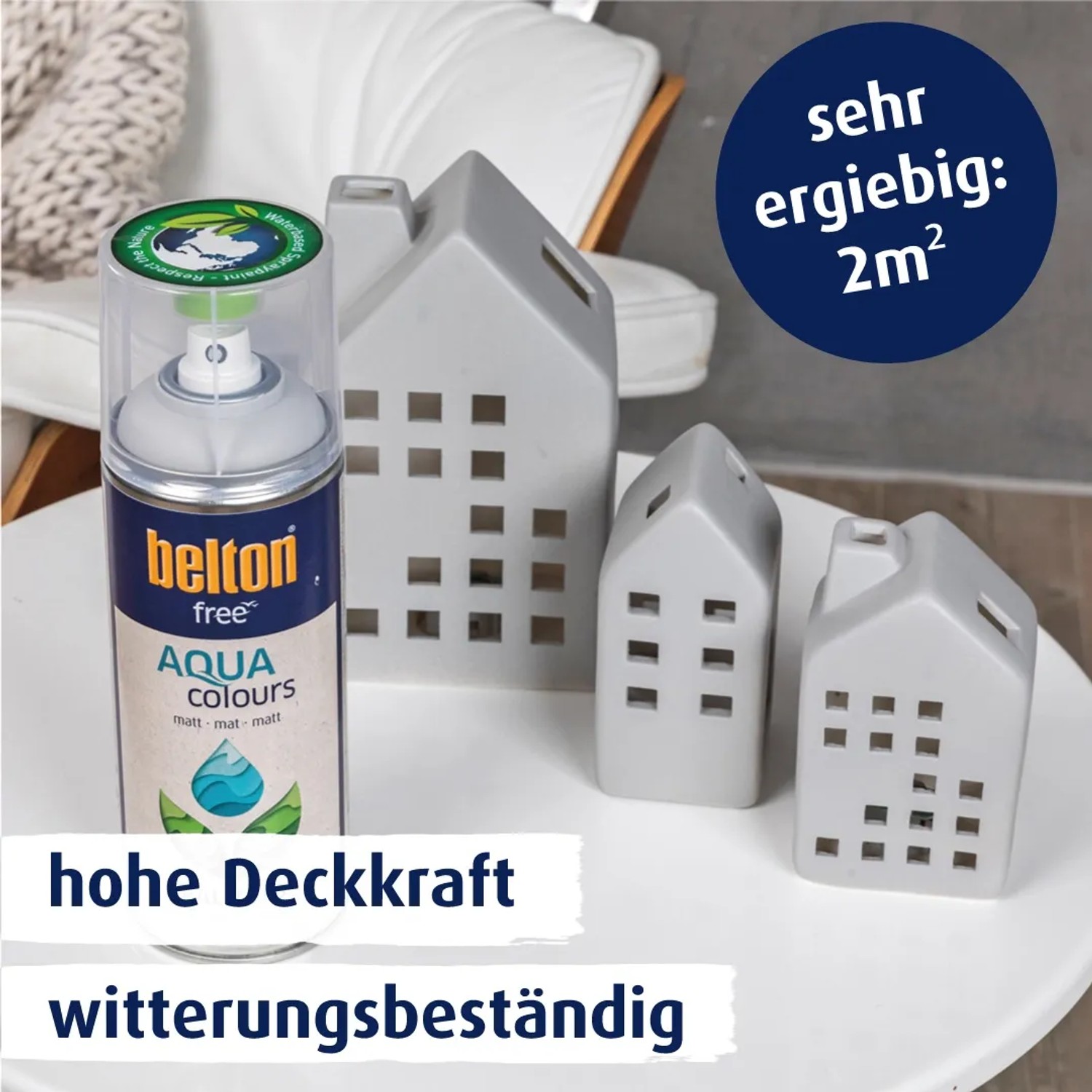 Belton Free AQUA Buntlack Spray RAL 7035 Lichtgrau hochglänzend mit Deko-Häusern.