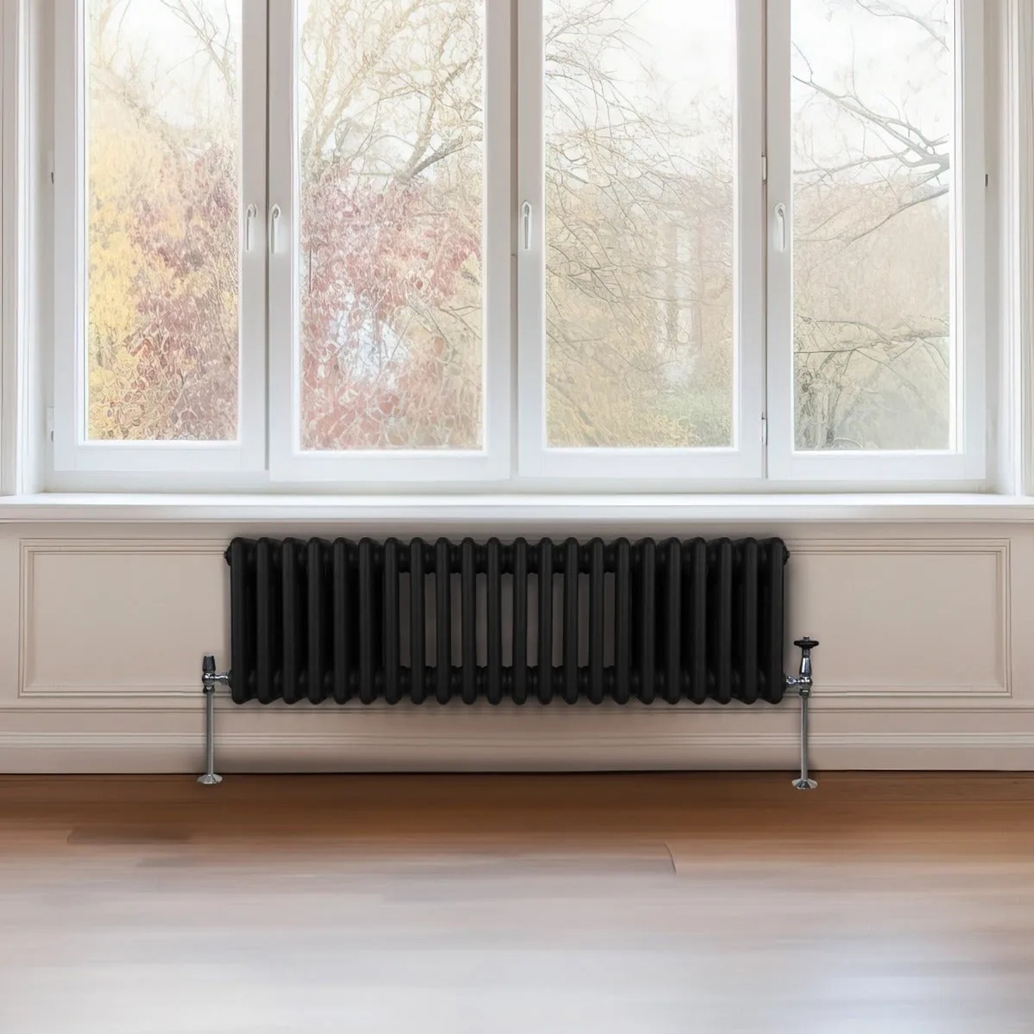 Schwarzer 3-Säulen Heizkörper (300x1012mm) vor Fenster. Traditioneller Stil für wohlige Wärme.