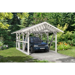 Weißer Skan Holz Carport Schwarzwald mit Dachlattung und Auto. Carport aus Holz im Garten.