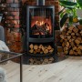 Schwarze Tulup Glasplatte (100x100 cm) unter Kaminofen mit Holz. Funkenschutz für Boden.