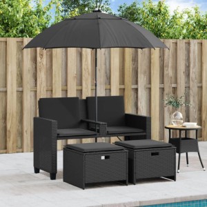 Schwarzes 2-Sitzer Gartensofa mit Sonnenschirm und Hockern aus Polyrattan.