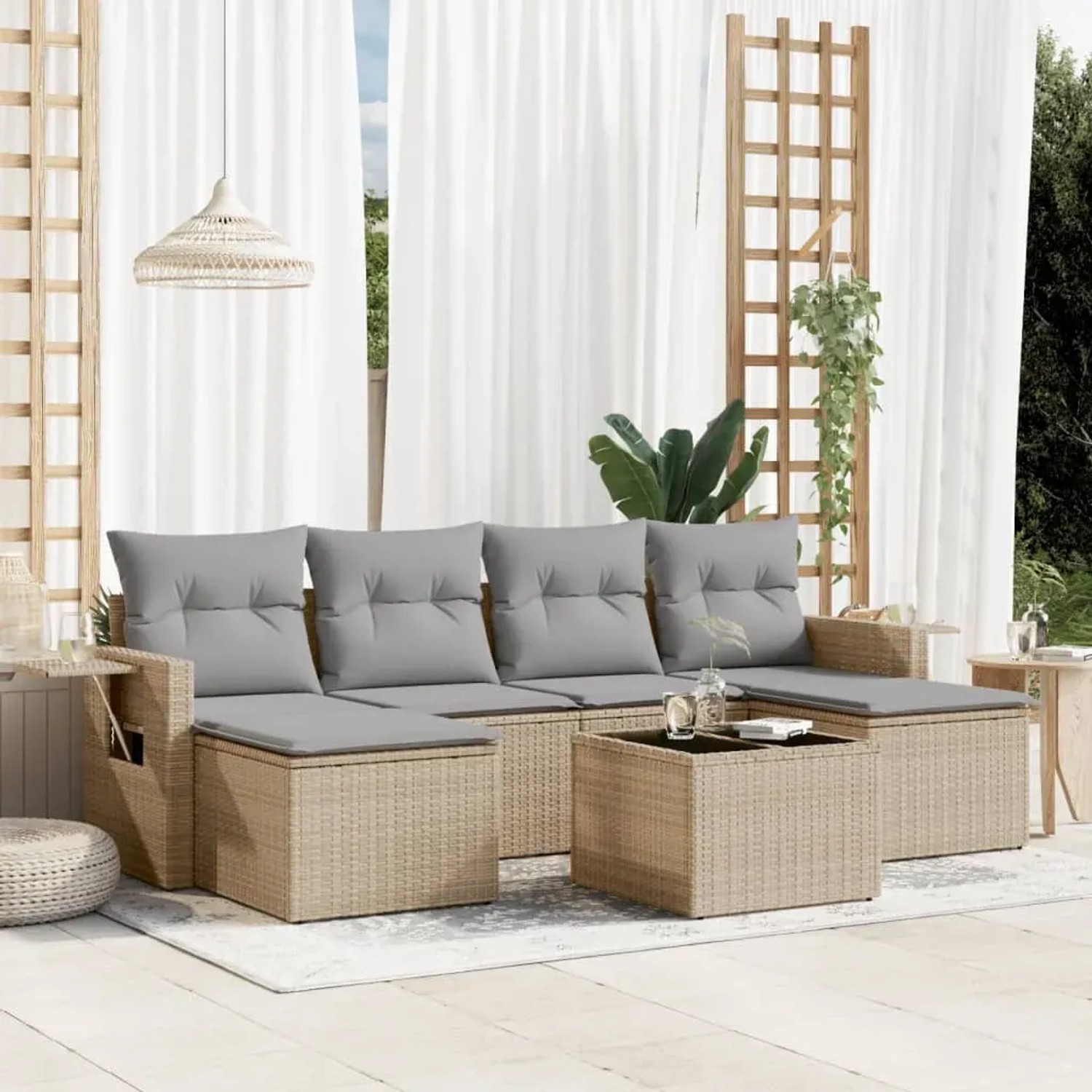 Beige 7-teilige Garten-Sofagarnitur aus Polyrattan mit hellgrauen Kissen.