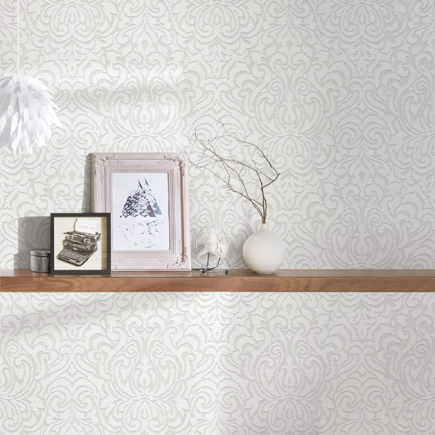 Elegante, graue Barock Ornament Tapete von Bricoflor mit Textil-Vlies Oberfläche.