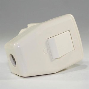 world-trading-net Schutzkontakt-Winkelstecker mit Schalter 230V 16A
