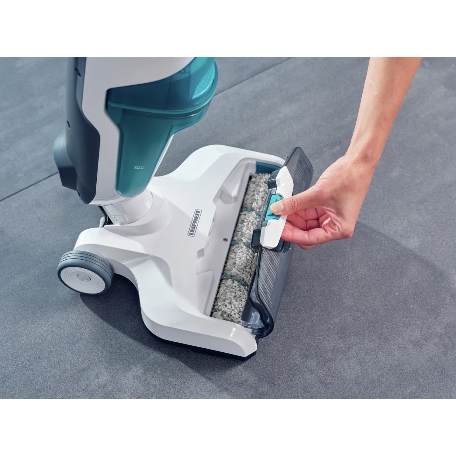 Leifheit Akku-Saugwischer Regulus Aqua PowerVac in Weiß/Türkis mit rotierender Walze.