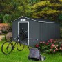 Dunkelgraues Hattoro Metall Gerätehaus mit Fahrrädern und Rasenmäher im Garten.