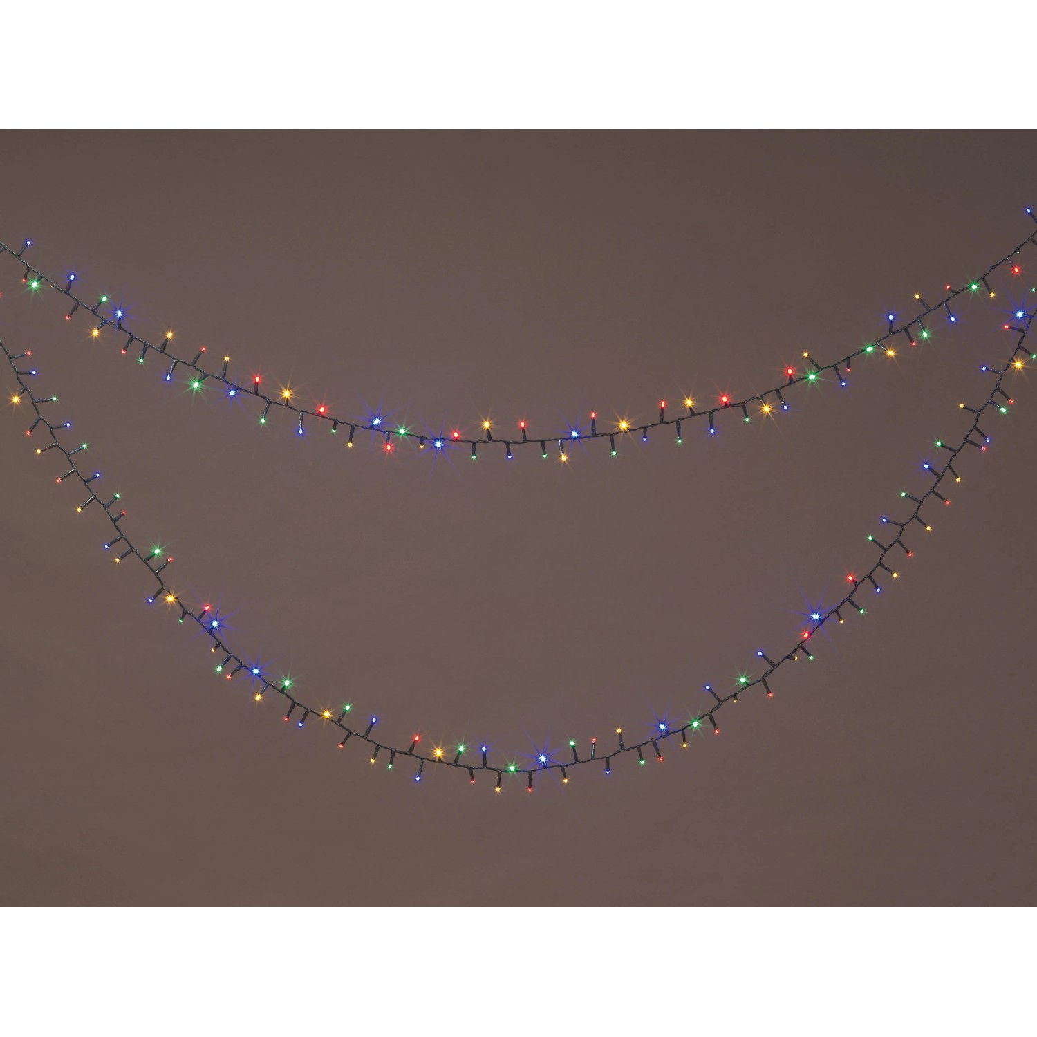 OBI LED Lichterkette, 17 m, mehrfarbig, mit 700 leuchtenden LEDs für stimmungsvolle Außenbeleuchtung im Garten.