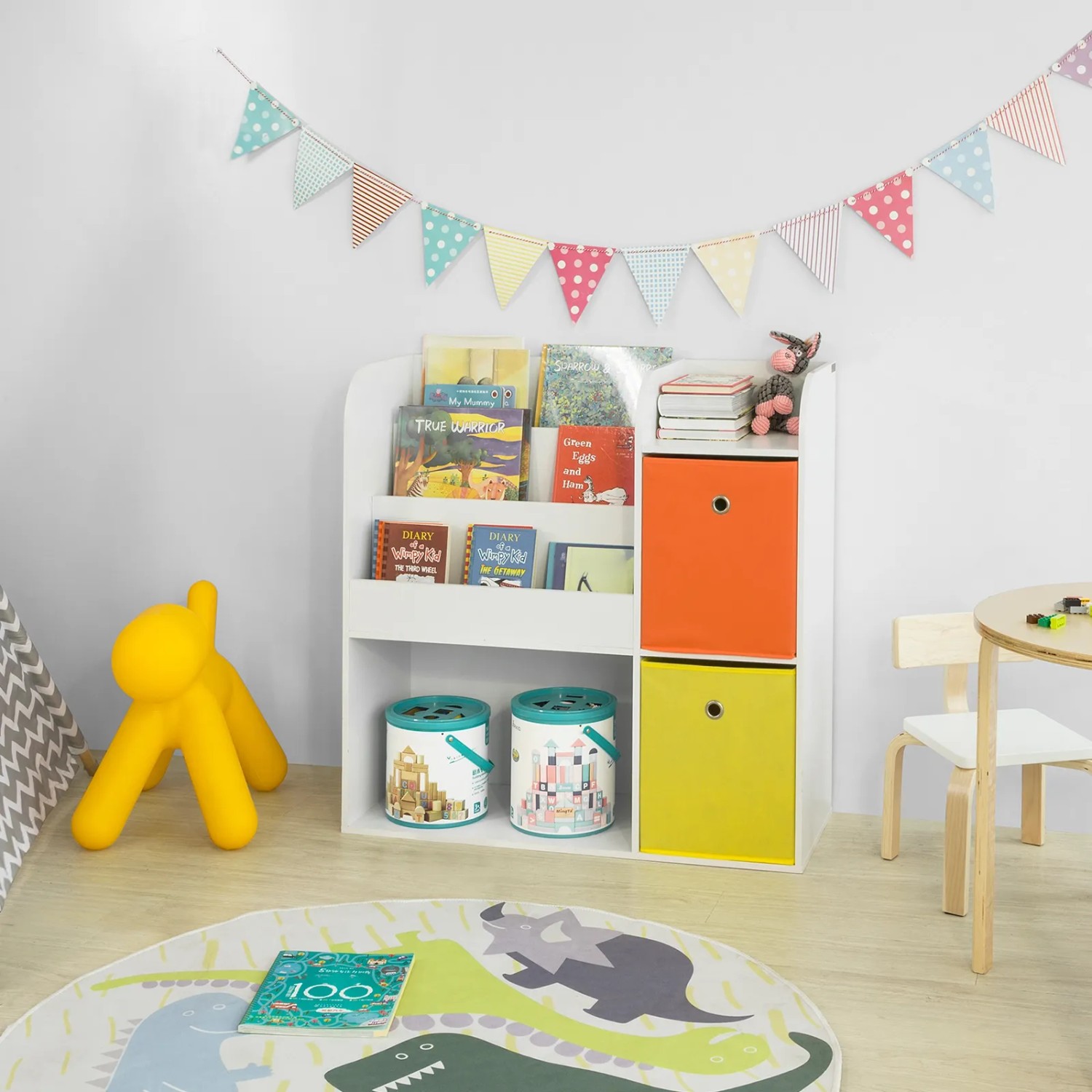 Weißes SoBuy Kinder Bücherregal mit 5 Ablagen und bunten Aufbewahrungsboxen im Kinderzimmer.