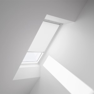 Weißes Velux Sichtschutzrollo RHL MK00 1028 am Dachfenster, für Tageslicht und Privatsphäre.