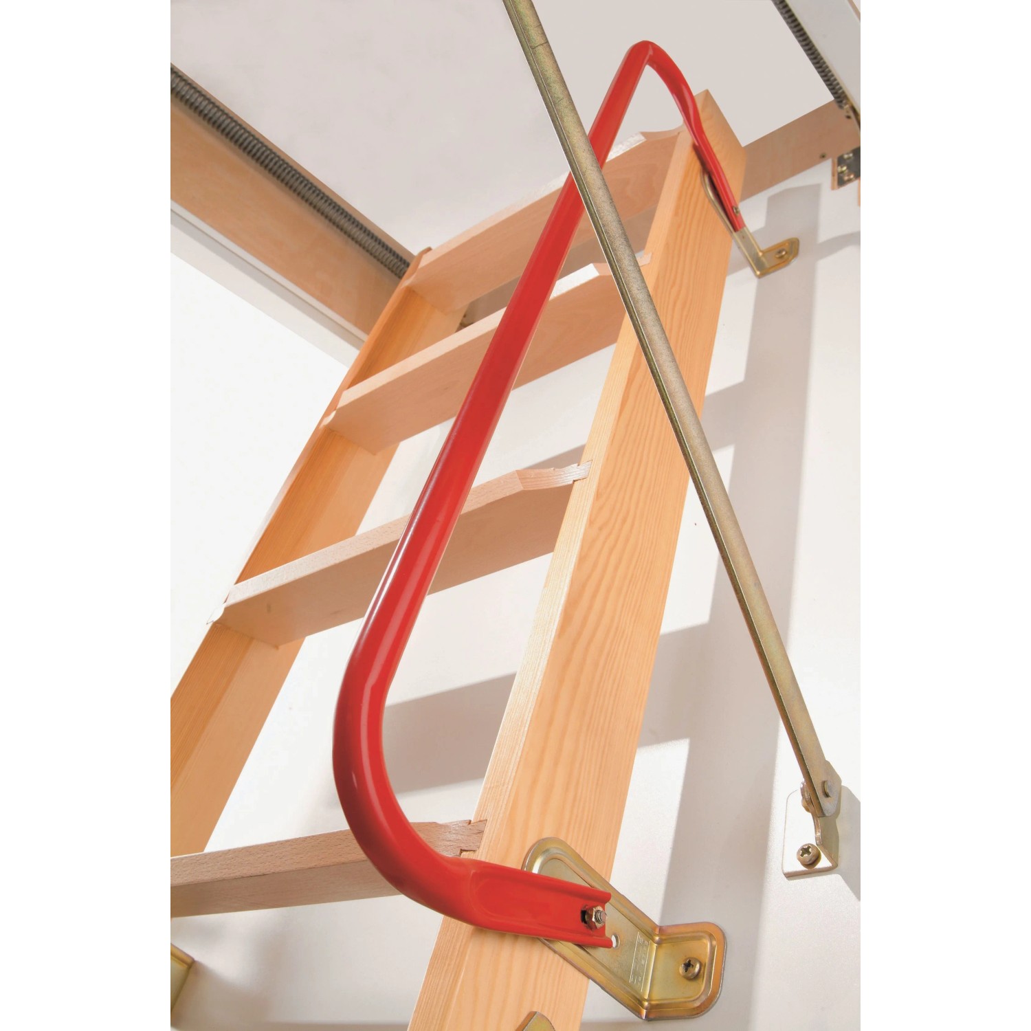 Roter Dolle Handlauf aus Stahl für eine Holz-Bodentreppe.