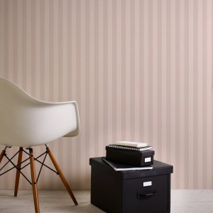 Gestreifte Vliestapete in Taupe/Beige von Bricoflor, klassisch und romantisch für Wohnräume.