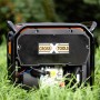 Cross Tools Notstromaggregat CPG 4000 INV (8,5 l) im Gras. Mobiler Stromerzeuger für Haus und Garten.