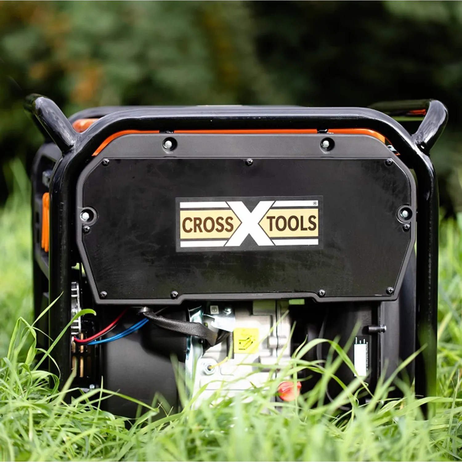 Cross Tools Notstromaggregat CPG 4000 INV (8,5 l) im Gras. Mobiler Stromerzeuger für Haus und Garten.