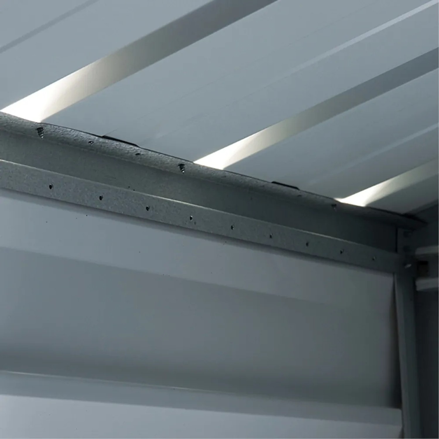 Detailaufnahme: Innenansicht Yardmaster Gerätehaus Titanium, silber-metallic, Stahlkonstruktion.