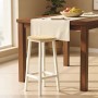 Vasagle Barhocker-Set, 2 weiße Hocker mit Holz-Sitzfläche und Fußstütze.