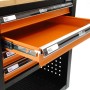 Detailaufnahme: Orangefarbener TRUTZHOLM Werkstattwagen mit offener Schublade.