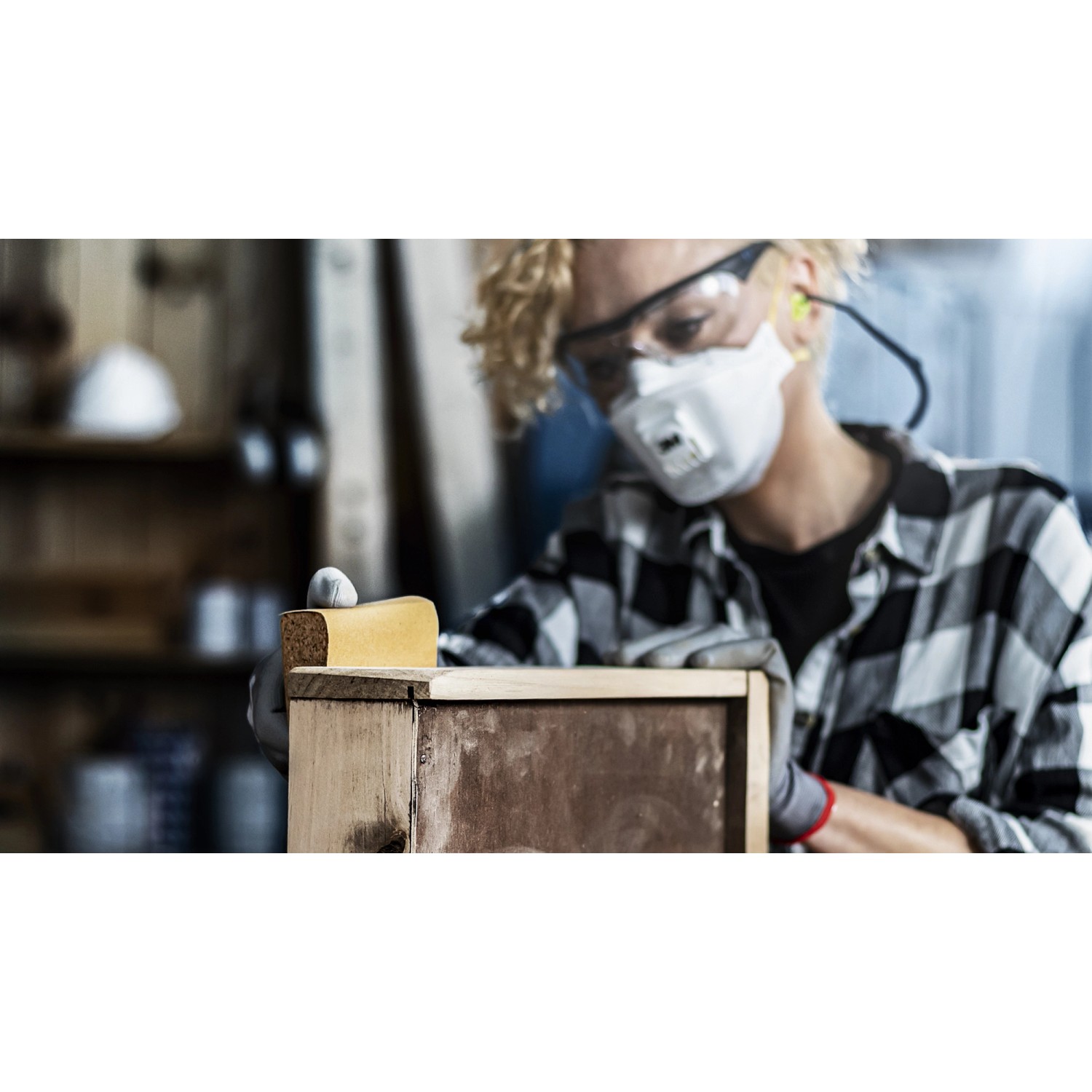 Frau schleift Holz mit Bosch Expert Schleifblatt C470 K240. Schleifmittel für feine Oberflächen.