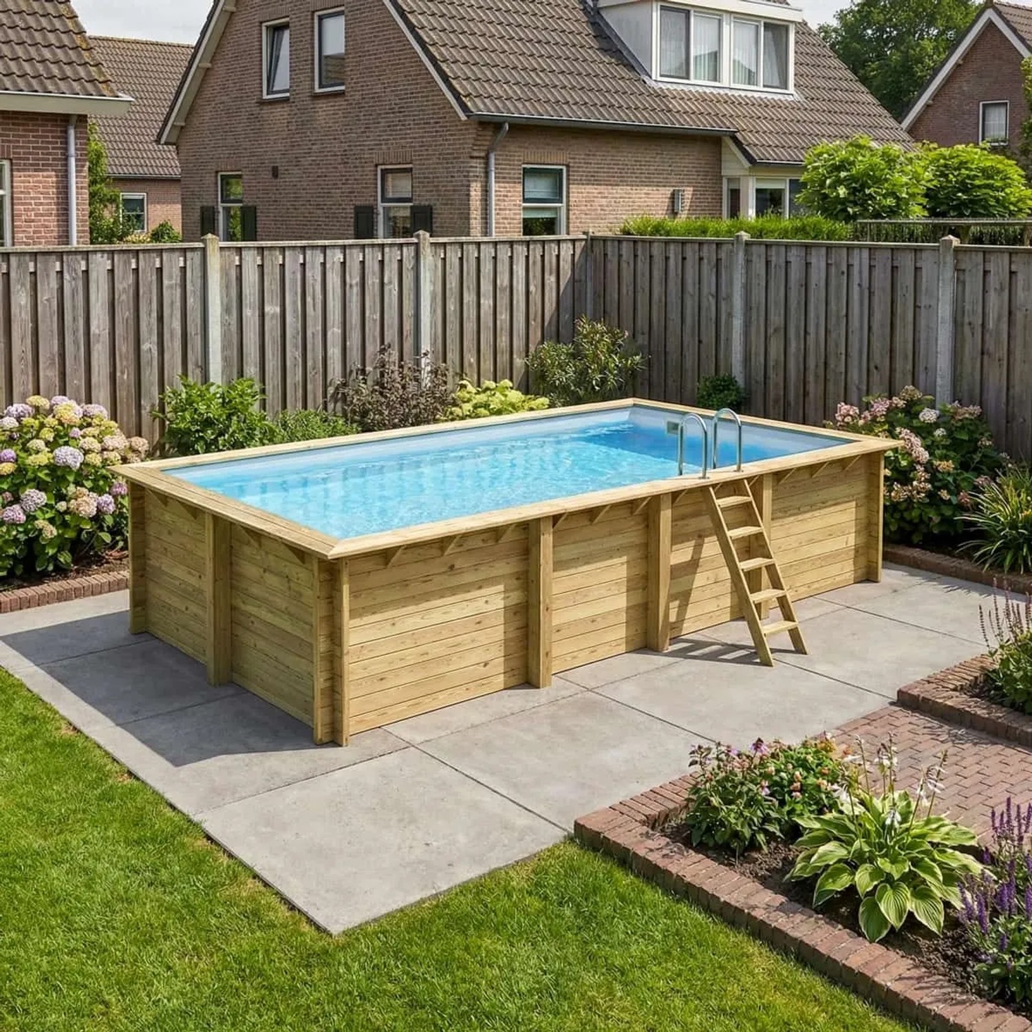 ALTANKA Holzpool Aqua 7x3,75m im Garten, rechteckig, mit Holzleiter und blauem Wasser. Perfekt für sommerliche Abkühlung.