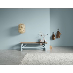 Raumgestaltung mit Schöner Wohnen Kreidefarbe Bergseeruhe, hellblaue Wandfarbe mit Bank und Deko.