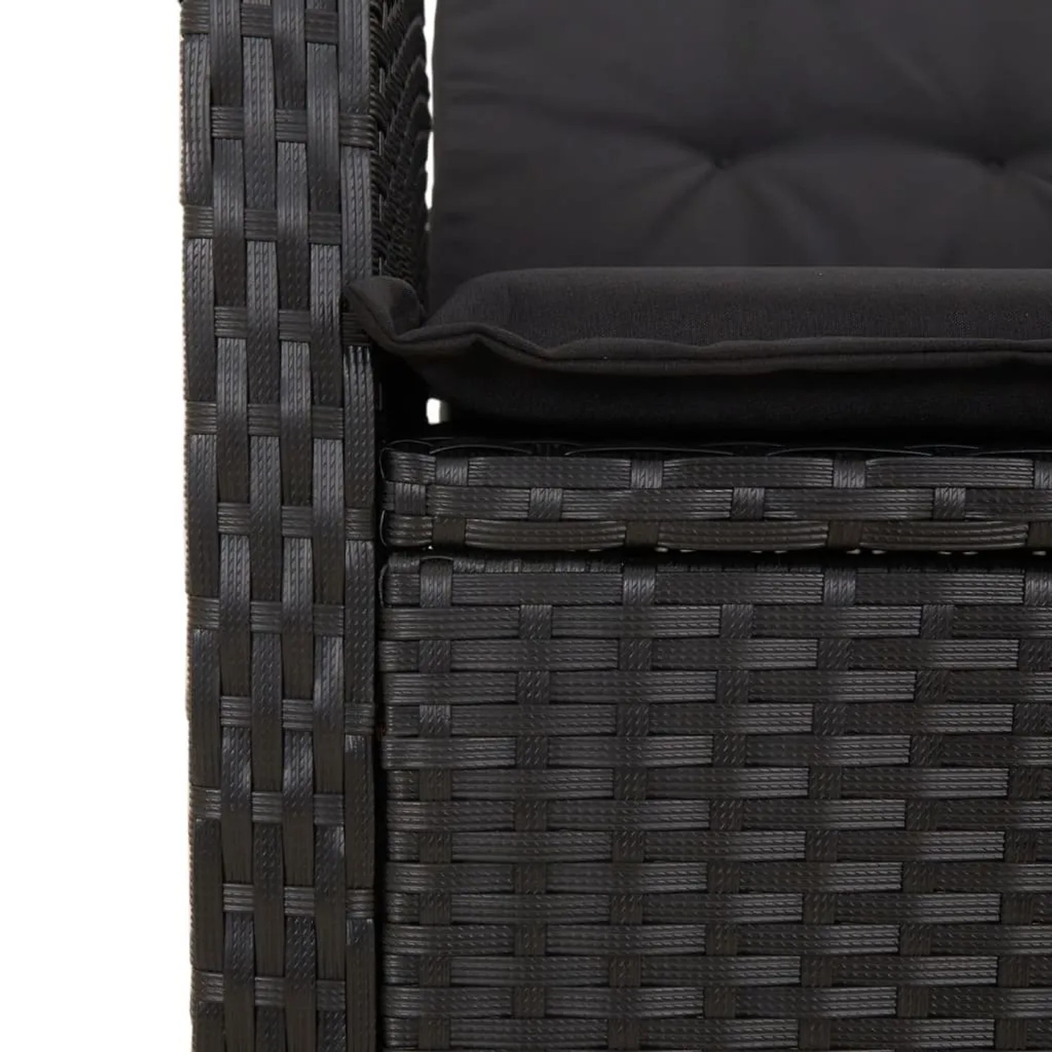 Detailaufnahme: Schwarze, verstellbare Gartenbank aus Polyrattan mit Kissen.