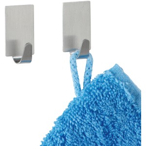 Wenko Rechteckhaken Strip-it 4er-Set aus Edelstahl matt, einer mit blauem Handtuch.