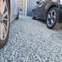 PKW-befahrbare Fläche mit ACO Self® Kieswabe eco S und Zierkies. Stabil, wasserdurchlässig und verhindert Spurrillen.