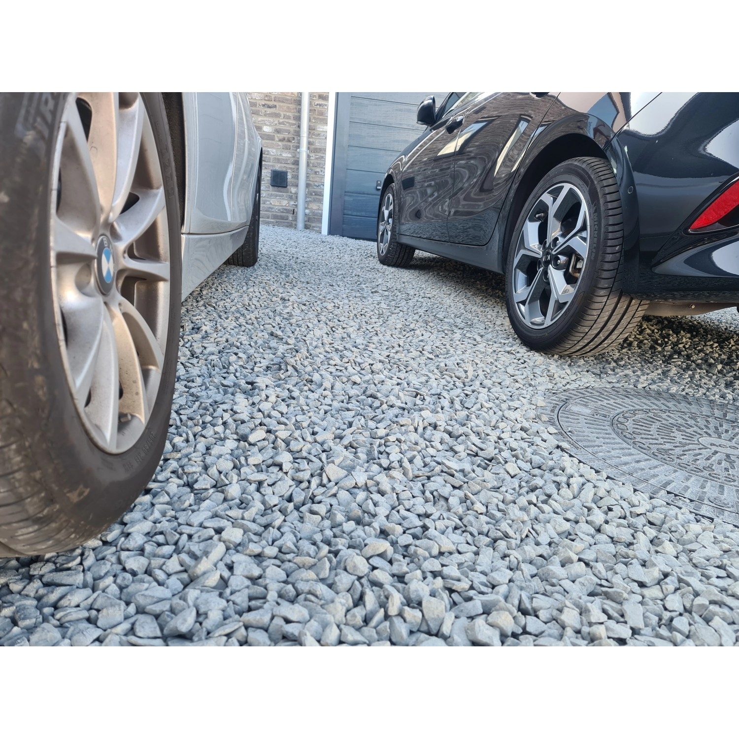 PKW-befahrbare Fläche mit ACO Self® Kieswabe eco S und Zierkies. Stabil, wasserdurchlässig und verhindert Spurrillen.