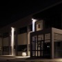 Philips Flutlicht Sensor Projectline beleuchtet Gebäude bei Nacht. Außenstrahler mit Bewegungsmelder.
